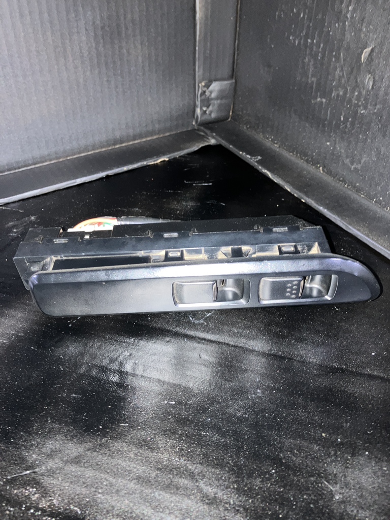 パワーウィンドウスイッチＲＨ
